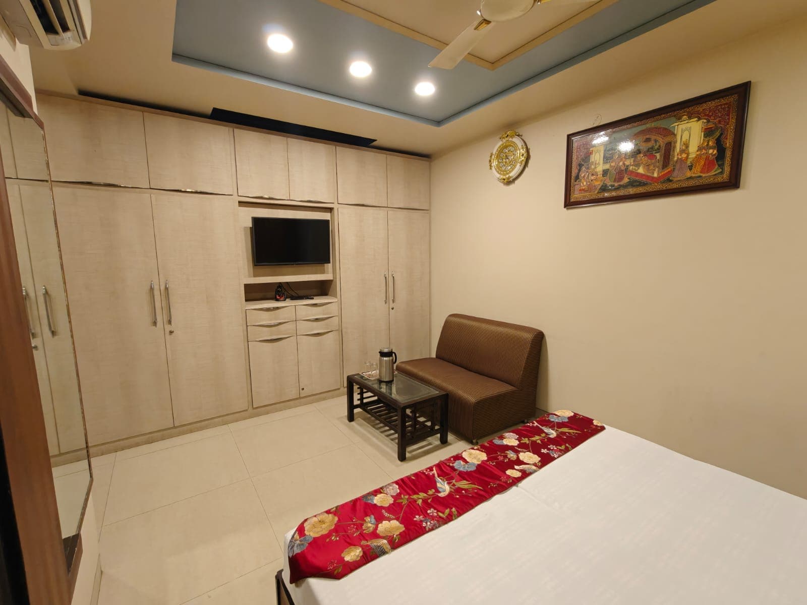 TRIPLE DUPLEX ROOM