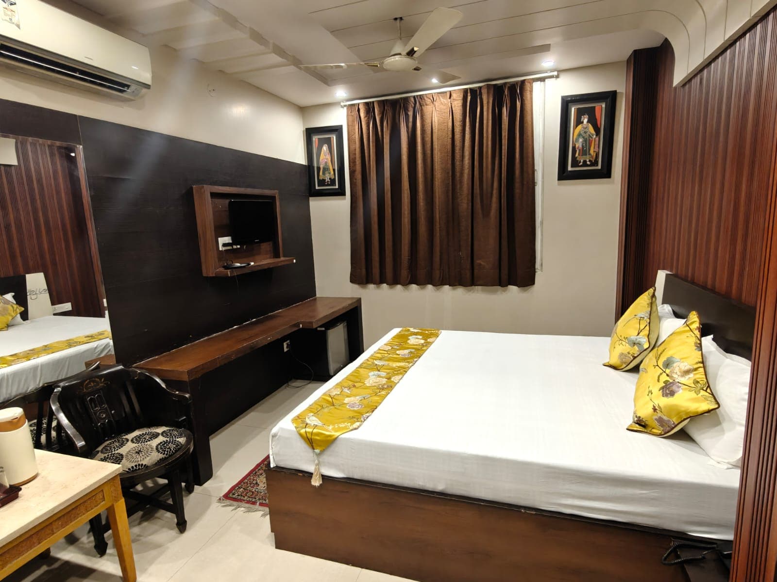 Deluxe Double Room Desk and Seating Area