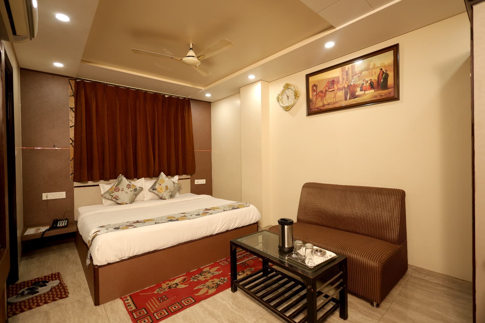 Hotel Jinendra Palace Facade & Terrace