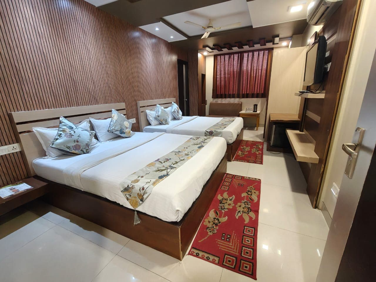 Deluxe Double Room Wide Perspective